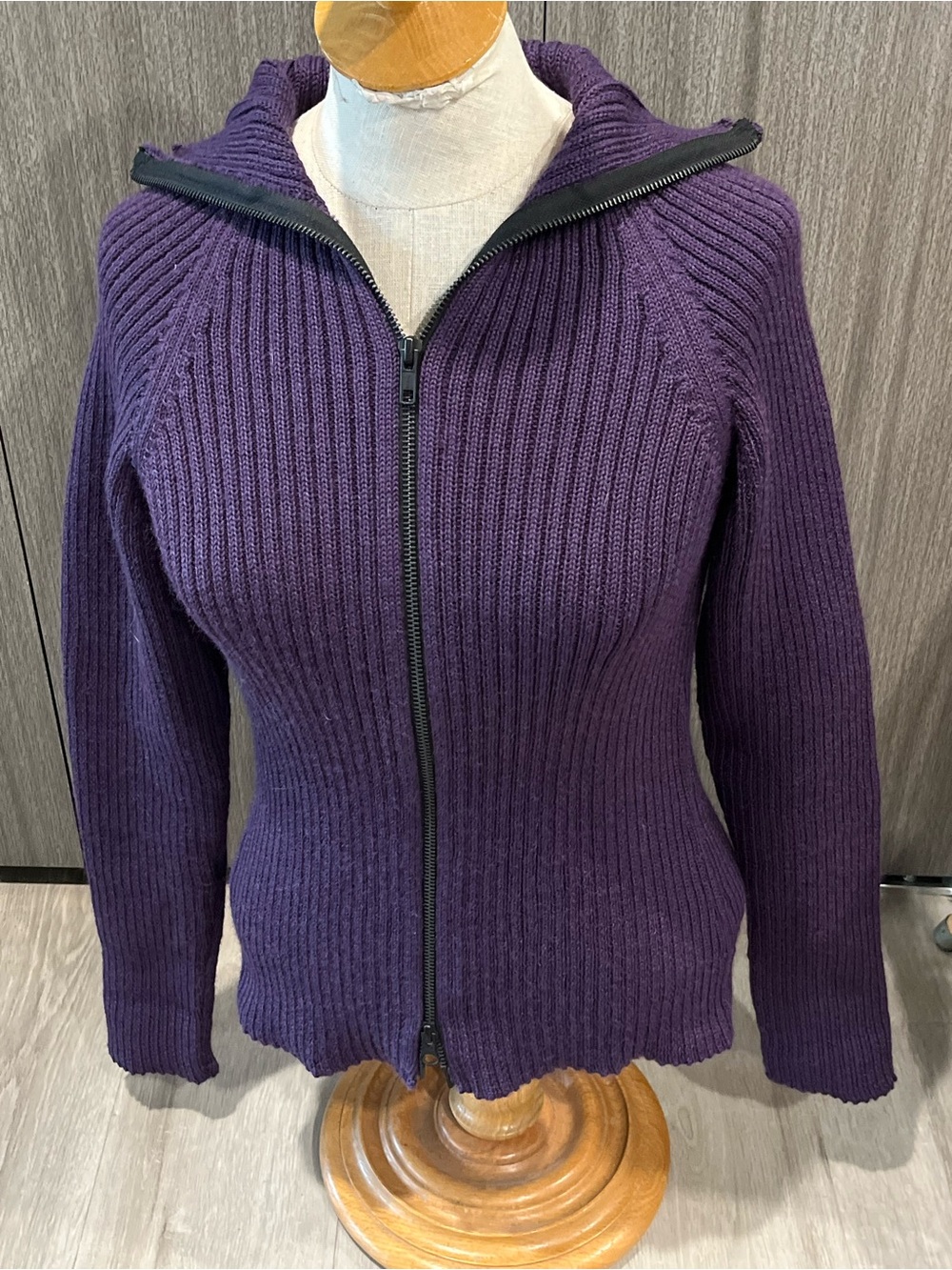 Ribbed Zip-Front V-Neck Sweater in Deep Purple